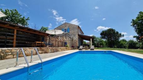 Istra - Lovreč, PRILIKA Istarska kuća sa bazenom na imanju od 7000m2