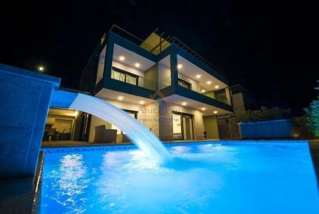 Makarska - villa sa bazenom i saunom