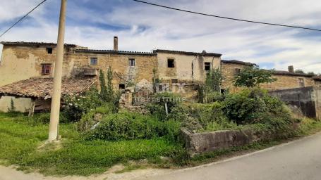ISTRIA, JURADI - Old house for adaptation with 9000m2 of agricultural land
