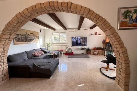 Istra, Rovinjsko selo, novoadaptirani stan s dvije spavaće sobe NKP 122m2 i pogledom na more