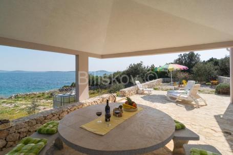 Ekskluzivno, okolica Trogira, kuća na samome moru, prodaja