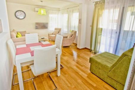 Spacious one-bedroom apartment with a large terrace for annual rent. 