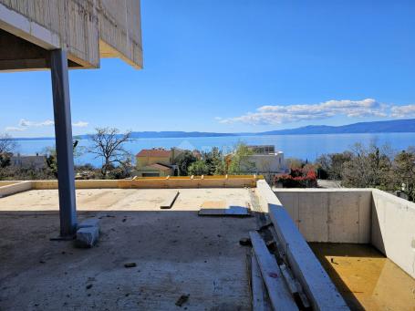 KOSTRENA - Stan s bazenom, garažom, liftom i pogledom na more