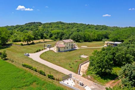 ISTRA, TINJAN - Šarmantna kuća na prostranom imanju