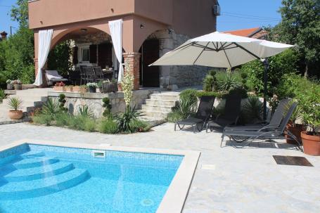 Samostojeća kamena kuća s bazenom u Dobrinju - ID 535