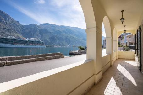 Stone house by the sea with pool and parking, Kotor, Muo