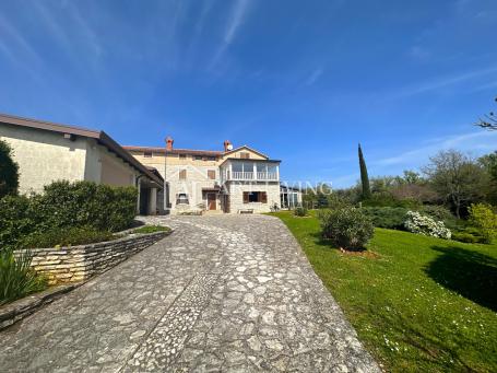 Istria, Novigrad, surroundings - property of 10,000 m2 with a spacious house in the Istrian style