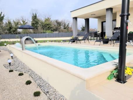 Haus Zum Verkauf steht ein neu gebautes, modernes Haus mit Swimmingpool, Filipana