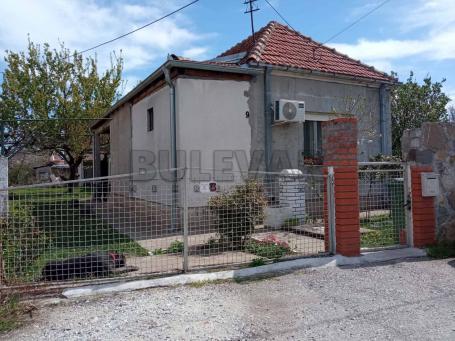 Kuća u Kragujevcu, naselje Šumarice, 62m2, plac 3. 90 a