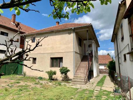 Prodaje se porodična kuća u Pivari