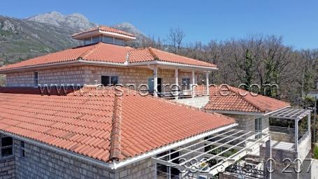 Semi-detached house with three comfortable apartments in Podi Herceg Novi