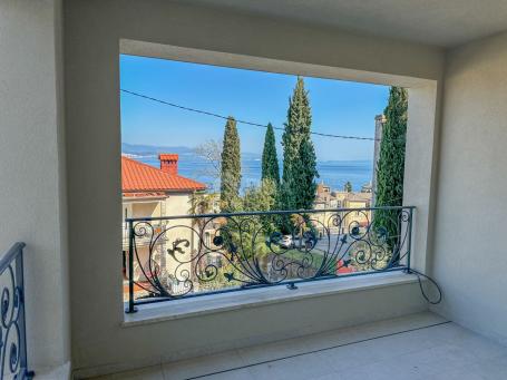 OPATIJA, CENTAR - stan s vrtom u novogradnji u centru Opatije s garažom, pogled na more