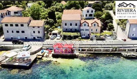 Na prodaju kuća u Kostanjici Boka Kotorska na prvoj liniji do mora 