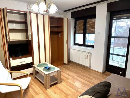 Novi Sad - Podbara, blizina centra, na prodaju odmah useljiv jednosoban stan od 42m2, uknjižen. 
Sta