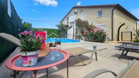 Istra, Umag, okolica - šarmantna dvojna kuća sa privatnim bazenom