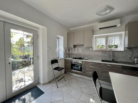 RIJEKA, ZAMET - Apartment with a garden and a beautiful view of the sea surrounded by greenery