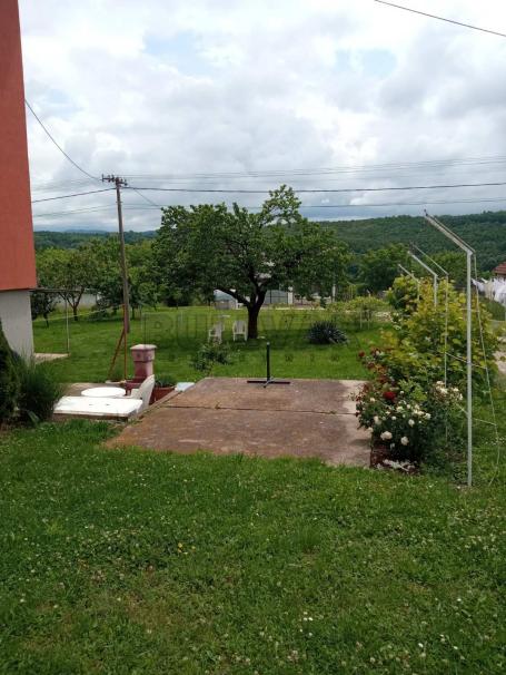 Kuća i pomoćni objekat - Kragujevac, naselje Korićani, plac površine 2038 m2 uz mogućnost dokupa dod