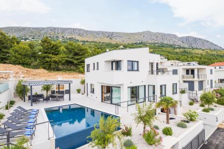 Split-Podstrana, novoizgrađena vila, garaža, bazen  s pogledom na more