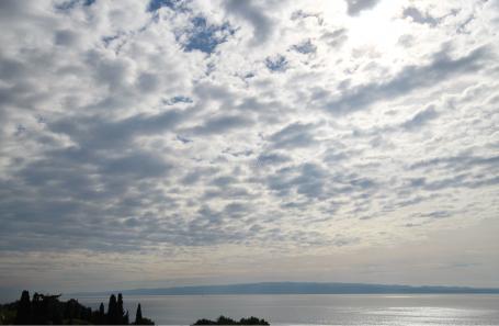 Split, Meje- kuća sa 3 stana i poslovnim prostorom,1236m2