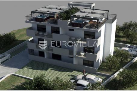 Trogir, Okrug Gornji, penthaus na drugom katu površine od 65,89 m² s krovnom terasom
