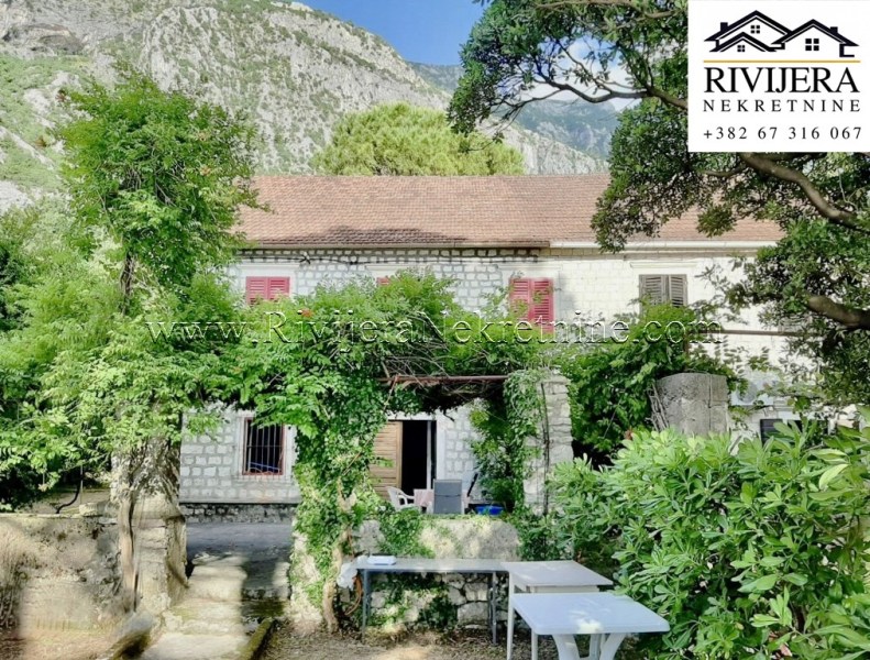 Prva linija do mora plac sa kamenom kucom Dobrota Kotor