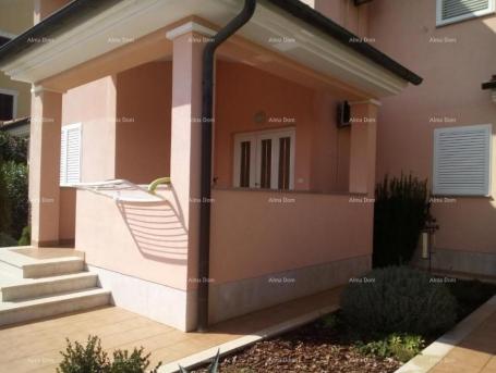Kuća Prodaje se kuća sa 5 apartmana i pogledom na more, Premantura