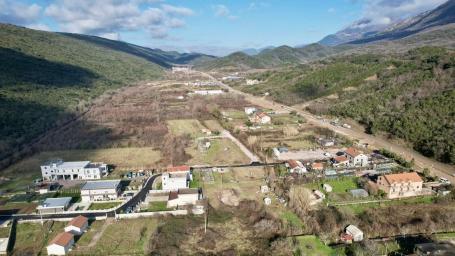 Urbanizovano zemljište sa direktnim izlazom na magistralu – 4.400 m², Kovačko polje, Kotor