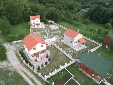 Prodaja imanja sa tri zavrsene kuce kuce, Herceg Novi-Vrbanj