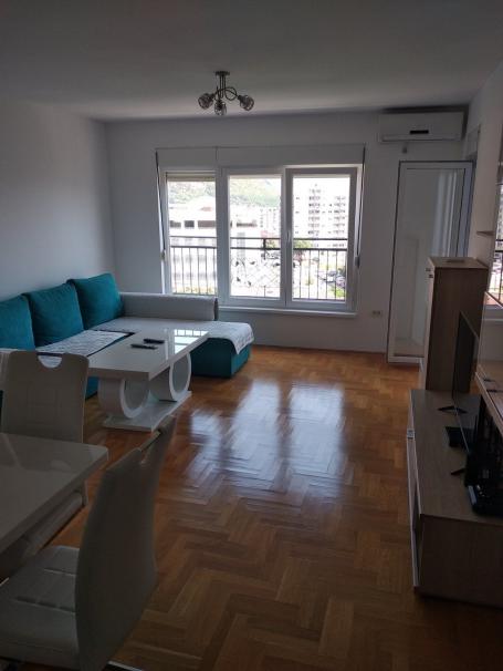 Trosoban stan 71 m² sa pogledom na more i grad u naselju Dubovica – Budva