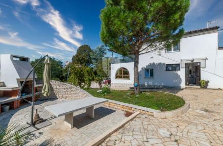 Poreč, okolica, prostrana kuća na traženoj lokaciji