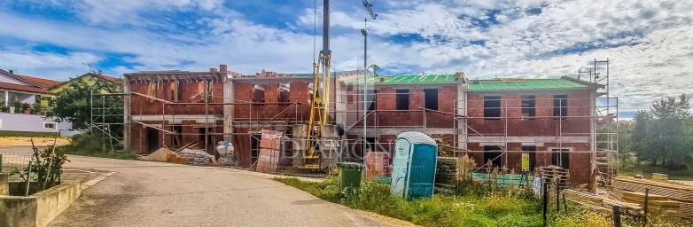 Zwei Schlafzimmer, Balkon, Parkplatz. In der Nähe von Rovinj