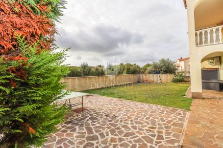 Pula, Veli Vrh – prostrana kuća s više stambenih jedinica, garažom i lijepim dvorištem!