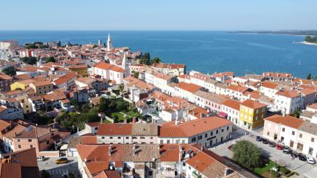 Sv. Lovreč – zemljište 855 m² s infrastrukturom uz parcelu
