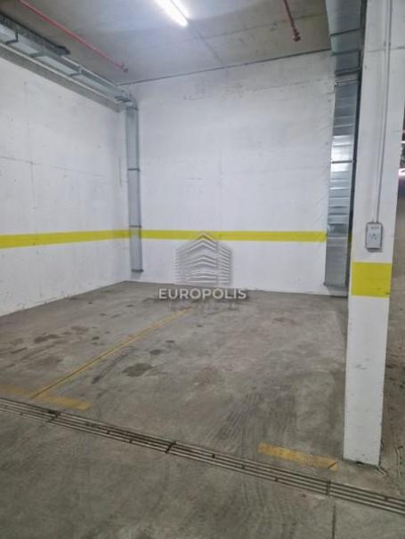 Više parking mesta između Cara Dušana i Ugrinovačke ID#7986