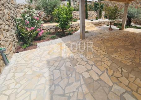 Cres - centar, dvoetažni stan 131.88m2, okućnica 104m2