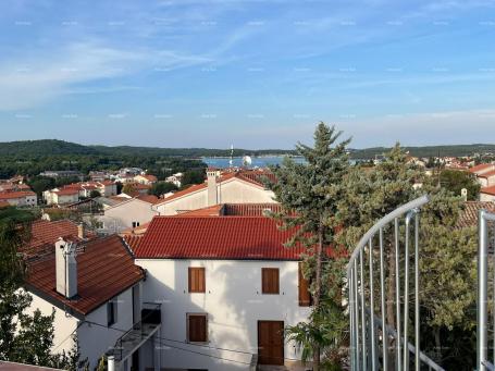 Kuća Prodaja - renovirana kuća na odličnoj lokaciji s dva apartmana i predivnim pogledom , Medulin!