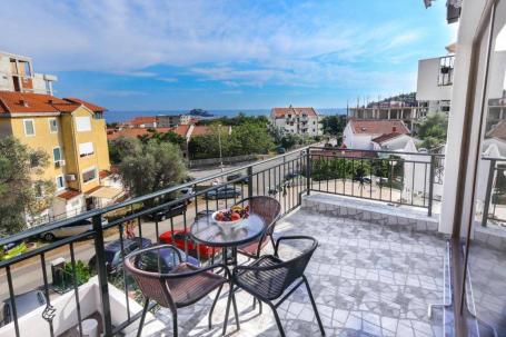 Kuca sa 10 apartmana u centru Petrovca