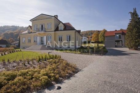 Samobor - predivna kurija s velikom okućnicom, na prodaju