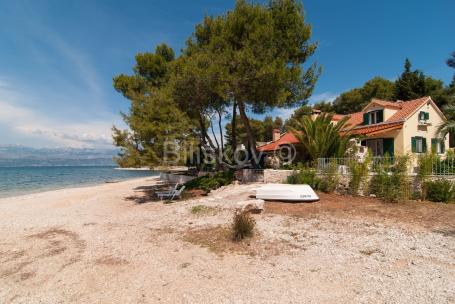 Prodaja, prekrasna kuća, Mirca, otok Brač, prvi red uz more