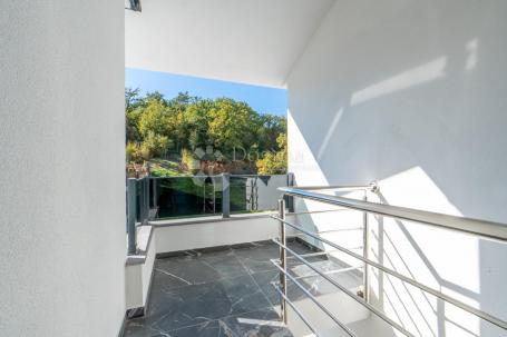 APARTMAN U NOVOGRADNI - UVALA SOLINE