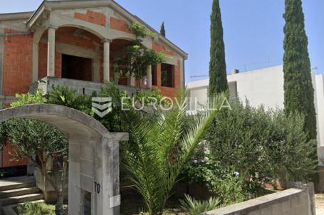 Zadar, Diklo – Kuća u roh-bau fazi s 6 stambenih jedinica i otvorenim pogledom na more