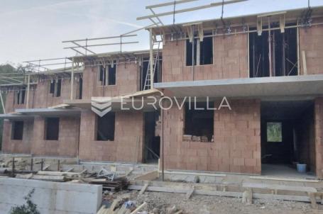 Rijeka, Škurinje, kuća u nizu, 100 m², odlična lokacija, četverosoban stan, visoki roh, bau