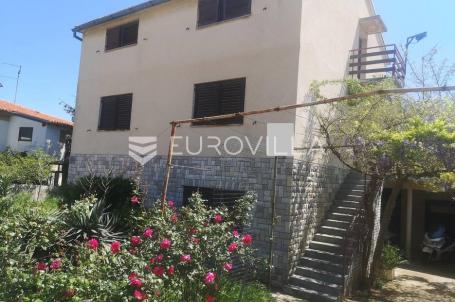 Medulin, velika samostojeća kuća na okućnici  od 550 m2