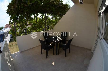 Medulin, samostojeća kuća s tri apartmana 240 m² i pogledom more