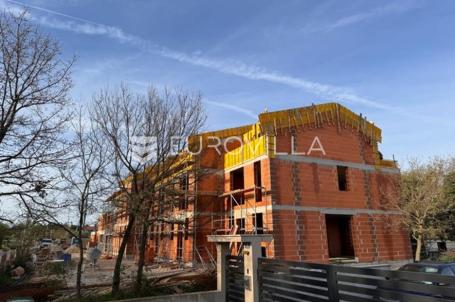 Poreč, prekrasan   i moderan trosobni stan u kući u nizu od 125 m2 s velikim vrtom