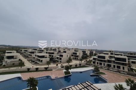 Istra, Savudrija, luksuzna vila u prestižnom resortu s privatnim bazenom