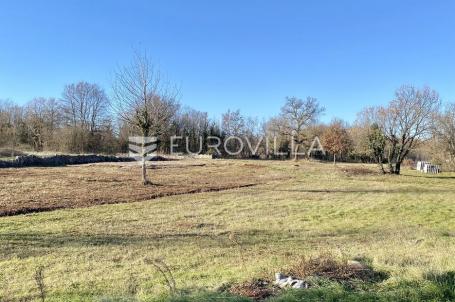 Istra, Svetvinčenat - građevinsko zemljište 550 m2 s pristupnim putem - mirna lokacija