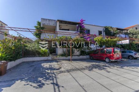 Supetar, apartmanska kuća blizu mora