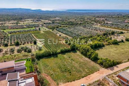 Istra, Vodnjan, građevinsko zemljište na atraktivnoj lokaciji s pogledom na more
