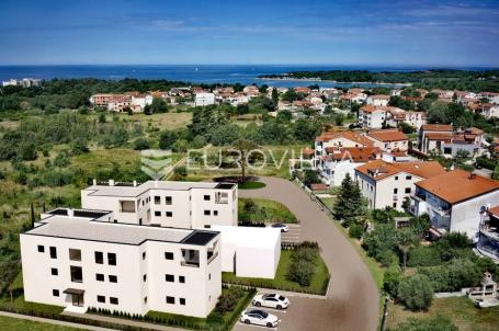 Istra, Poreč, moderan trosobni stan neto korisne površine od 94,47 m² na prvom katu u blizini plaže